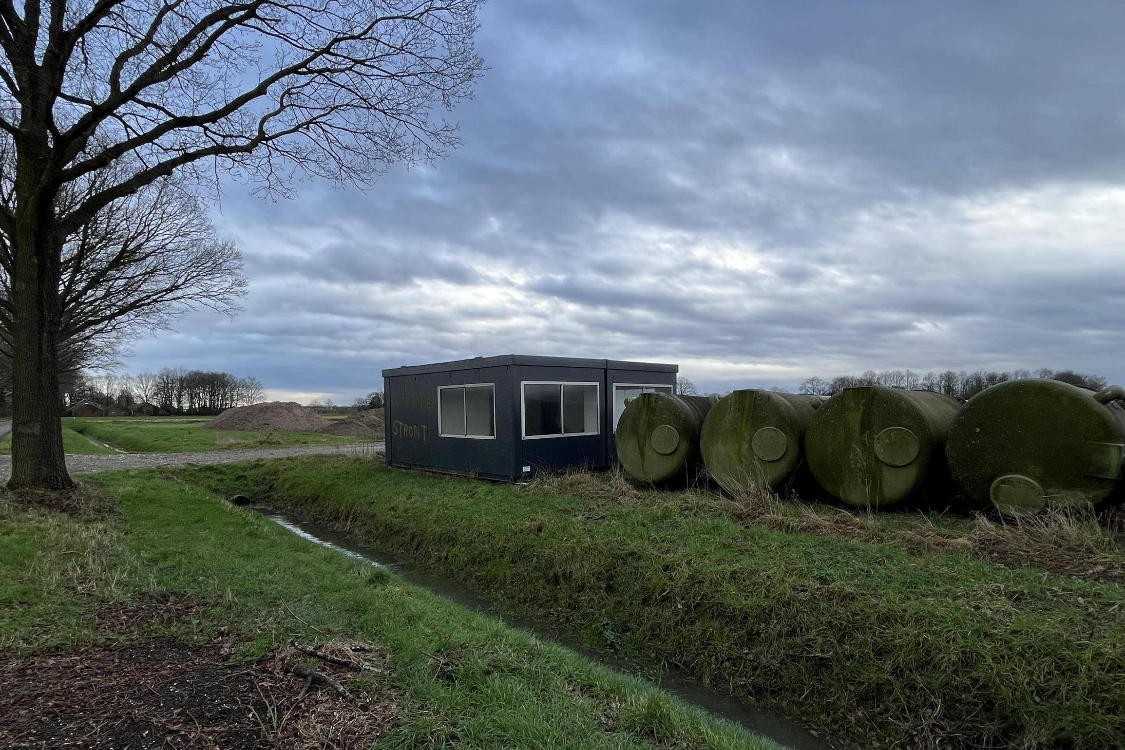 Varkensboer bouwt zonder vergunning stallen in Siebengewald: werkzaamheden stilgelegd onder dreiging
